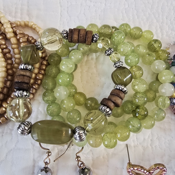 Large Costume Jewelry Lot Necklaces Bracelets Rings Earrings Beads Colorful - Picture 15 of 16